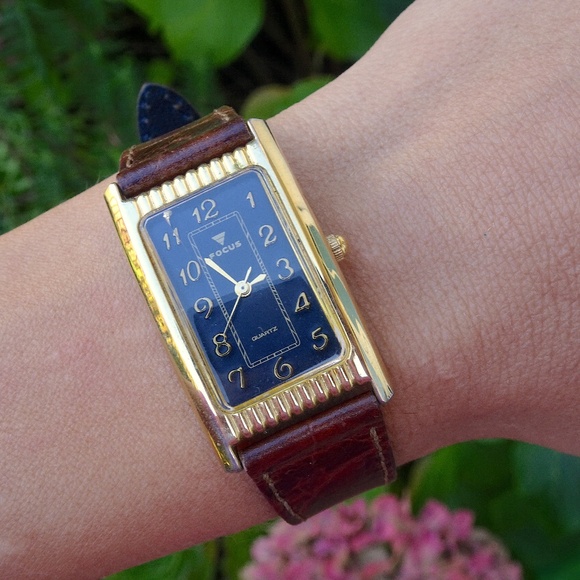 Genuine Leather Focus Japan Movement Women's Watch *Damaged, Works/Needs Battery - Picture 2 of 7